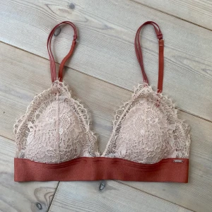 Bralette strl S  - Bralette ifrån Lindex, storlek S. Märket är Ella-M. Sparsamt använd, inga defekter och väldigt fint skick. För liten för mig! 🌸
