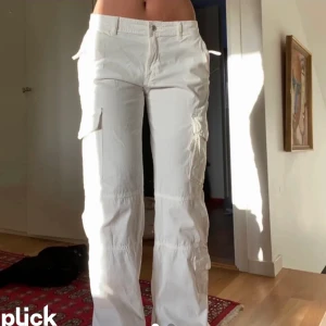 Zara cargo -   ❗️FINNS KVAR❗️(då personen som vann budgivningen inte svarar⁉️SÄLJS FÖR 280(inklusive frakt)‼️ Det är ett par vita cargo från Zara.  Använd bara 1 gång 🫶 (sista bilden är min) köparen står för frakten💚