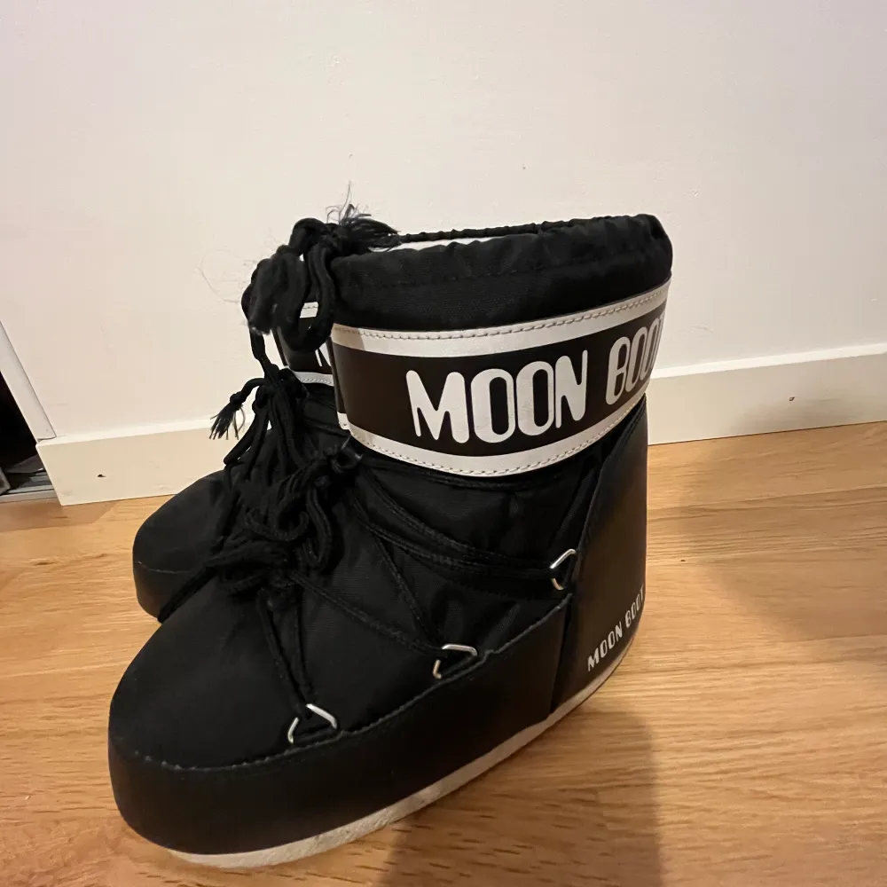 Moon boots storlek 38, använda cirka 3 gånger, köpta för 1500, dem är i ny skick🫶🏼. Skor.