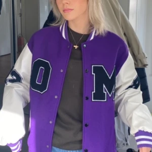 Collegejacka - Säljer min superfina collegejacka som inte kommer till användning. Knappt använd! Oversized i modellen💕💕