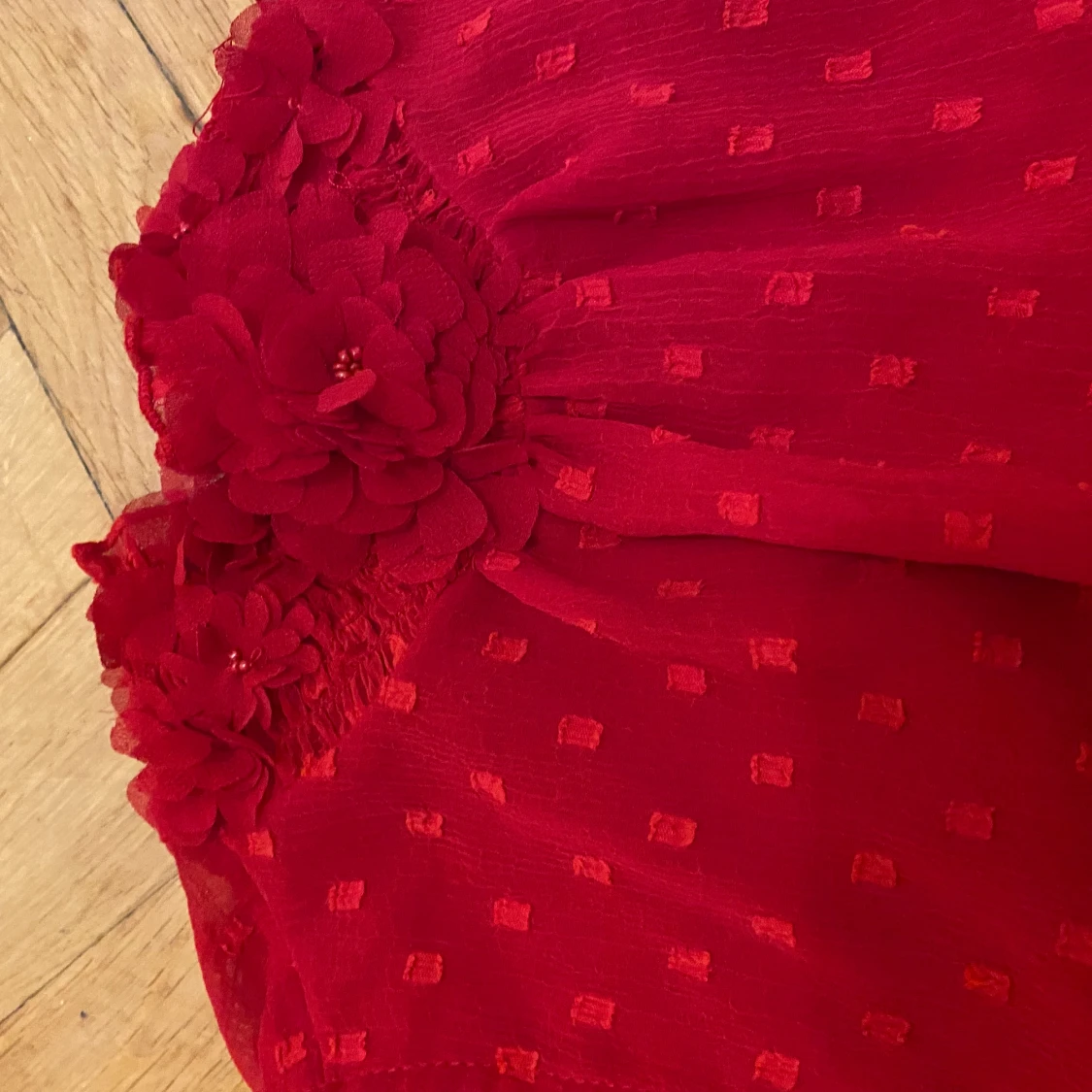 Röd topp med fin blomsterkrage  - 91