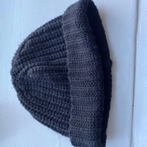 Mössa - Stickad mössa från Gina Tricot. Fint skick, men använd en del.