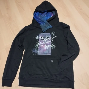 Hoodie - Tema Doctor Who. Medföljande pin. Använd ett fåtal gånger, bra kvalité. 