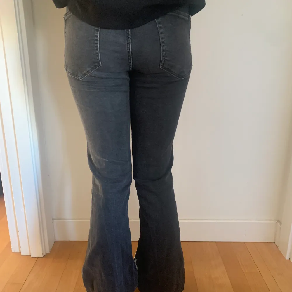 Jättefina lågmidjade svarta jeans från zara . Jeans & Byxor.