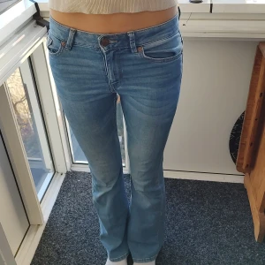 Lindex lowwaist flare jeans - Lågmidjade flare blå jeans i storlek 34 från Lindex