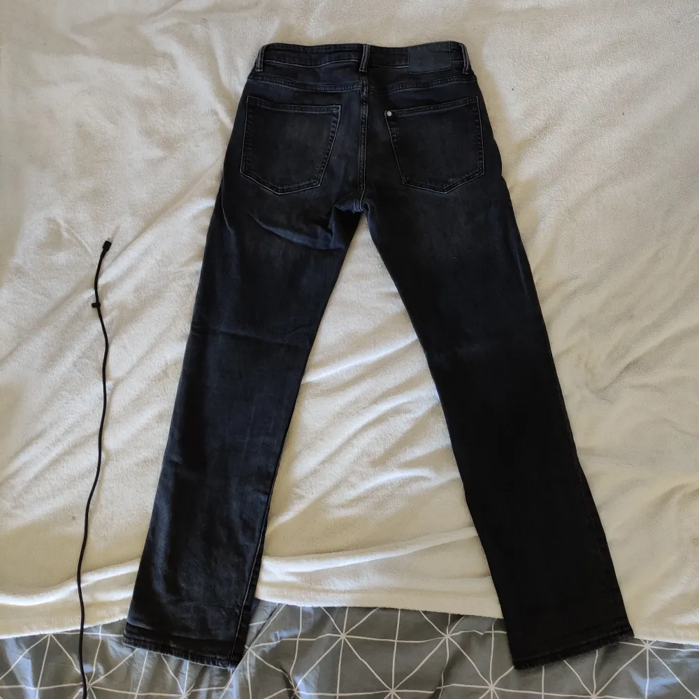 Svarta jeans från HM, Regular fit, storlek 31 (EU) eller 175/180 (CN), knappt slitna och sitter bra och perfekt om man viker upp en-två gånger på mig (172cm). Inte använda på ett par månader nu, därför säljs dom. Jeans & Byxor.