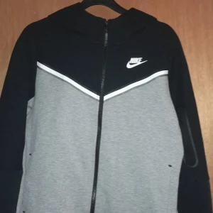 Nike tech fleece - Nike tech fleece köpt från Jd i somras, säljer för att jag aldrig använder den Använd ca 4ggr  Skick: 10/10 Pris: 700kr köpt för 1200kr, kan gå ner till 600kr vid snabb affär Storlek: junior XL sitter som  XS och Tvättas innan köp