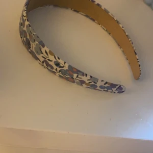 Diadem - Jätte fint diadem från shein! Aldrig använt💕 säljer för jag har för många😊 blir 35 med frakt!