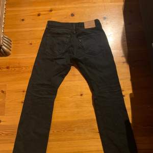 Säljer min pojkväns Levis jeans på grund av att han fick köpa nya i större storlek, de har blivit för små tyvärr. Inga hål eller så, färgen är fortfarande svart, har int enligt ”grå” som svarta byxor brukar bli. Lite ”bagy” stil, skisnygga. Modellen 501.  Kan både fraktas och mötas upp☺️