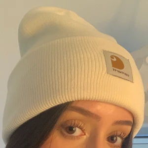 Carhartt Mössa - Köpte den i början på året pga identitetskris och har numera insett att det inte är min stil! Annars är den fin och nyskick! 