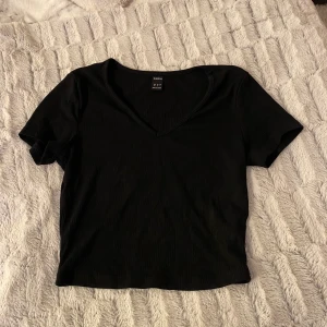 Svart topp - Svart topp ifrån shein, aldrig använd 