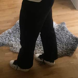 Säljer mina bootcut kostymbyxor från gina. Byxorna har ingen lapp men är i storlek 34 och passar mig som är 158cm!