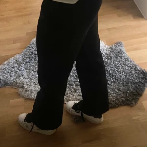Kostymbyxor  - Säljer mina bootcut kostymbyxor från gina. Byxorna har ingen lapp men är i storlek 34 och passar mig som är 158cm!