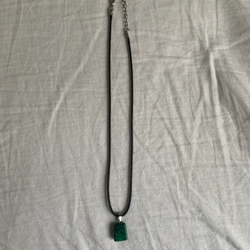 Ett unikt halsband med någon slags grön och svart Sten:). Accessoarer.