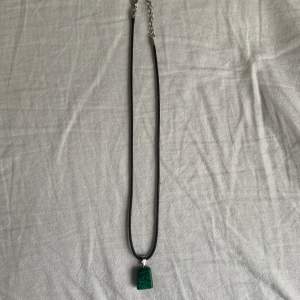 Ett unikt halsband med någon slags grön och svart Sten:)