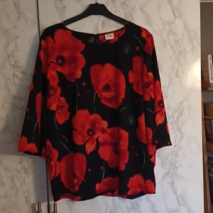 Blus - Blus med röda blommor 