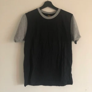 Tshirt i storlek M - Tshirt i storlek M. Väl använd men i fint skick. 100% bomull. 