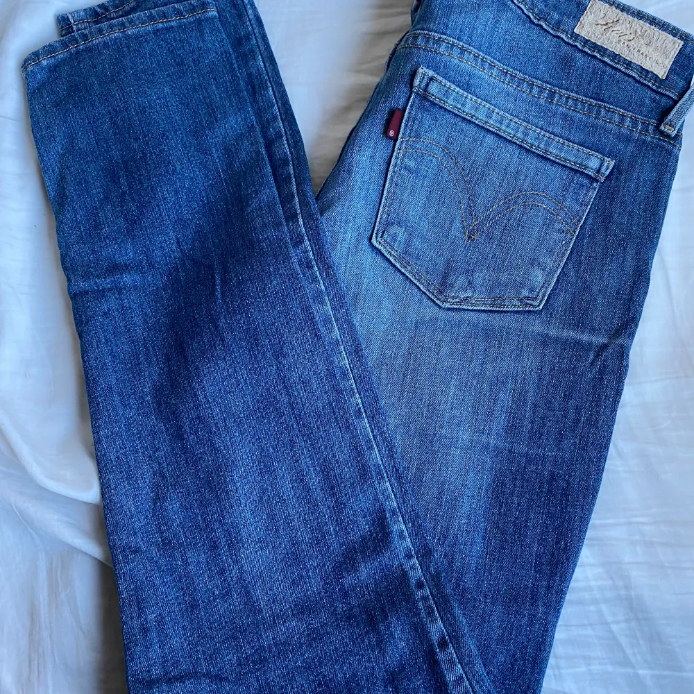 Vintage lågmidjade levis jeans som är i bra skick i strl 26. Säljer för 250kr då de inte kommer till användning.💘. Jeans & Byxor.