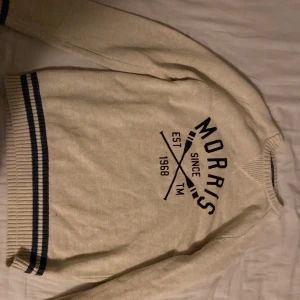 👻 Morris tröja st small 👻 - En tröja som jag inte använder som är riktigt snygg och den är för liten för mig så bättre att någon annan ska få ha denna snygga tröja❤️ går att ha för både kvinna/man