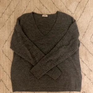 Stickad tröja - Mysig grå stickad tröja ni till vintern och hösten. Köpt för två år sedan men knappt använd🫶 