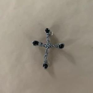 mae: star girl ꩜ - egengjort kors, pris bestämmer vi tillsammans + 13kr frakt ✮ kan användas som allt möjligt, nyckelring/ halsband (om du vill ha svart band som i exemplaret i sista bilden så är det bara att skriva, det blir nån krona extra+ du kan också få en satinpåse<3