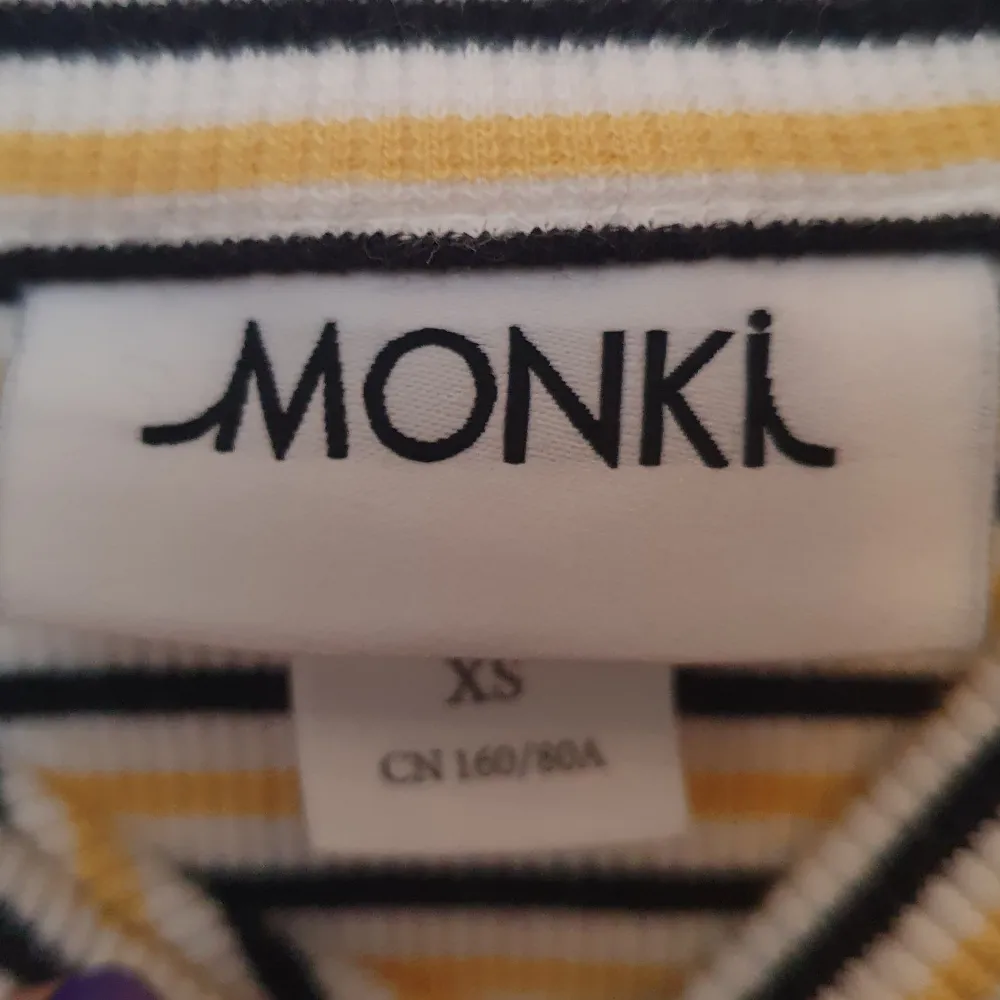 Ett super gulligt linne från Monki, som är använt 1 gång. Storlek Xs, väldigt stretchig Möts upp i Stockholm  !Tryck inte på köp nu!. Toppar.