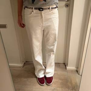 intressekoll: Vita jeans från H&M.  Storlek 40, sitter bra på höften om man vill ha lågmidjat. 