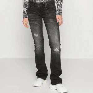 Gråa jeans - Säljer dessa jätte snygg jeans ifrån ltb i storlek 27/34! Väldigt fint skick💕kom gärna med bud!😁