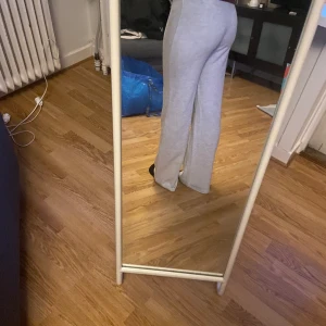 Beige byxor - Beiga raka byxor, jättesköna och fina men kommer tyvärr inte till användning  100kr med frakt