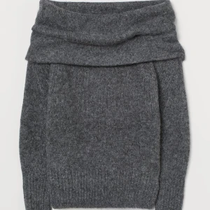 Stickad off shoulder tröja💗 - Skit skön off shoulder tröja ifrån hm💞Perfekt till vintern och passar till typ allt! Använd ett par gånger så i bra skick!💗Skriv privat för mer bilder eller frågor