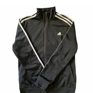 Zip up - Svart adidas zip up, använd ca 1 gång och köpt här på Plick ❤️ säljer då de inte är min stil längre 💕 står att de är storlek 164, skulle säga att den är S, frakt tillkommer
