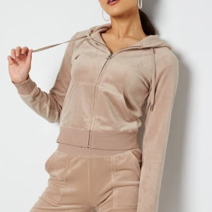 juicy couture sett - Juicy couture sett i färgen warm taupe i storlek xs. Köpt på NK stockholm. Två små hål på byxan och en metalldel på snöret av därav väldigt billigt pris. 