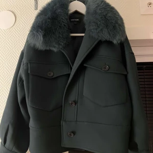 Grön meotine jacka - Säljer min gröna Meotine jacka i storlek XS-S. Säljes då jag nyss köpt en ny vinterjacka. Jackan är sparsamt använd och är i nyskick. Kan tänka mig att sälja den direkt för 2550kr💘