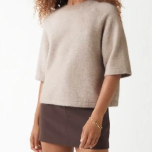 Stickad t-shirt  - Trendig stickad tröja från  & other stories som är så fin nu på hösten! Inte säker på att jag vill sälja, så säljer endast vid bra bud. Aldrig använd. (Köparen står för frakten)💓 Budgivning i kommentarerna från 590 kr