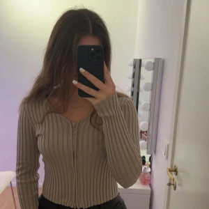 Stickad tröja - beige NA-KD - Superfin tröja nu i höst och vinter från NA-KD i beige 