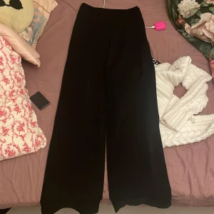 kostym byxor  - Kostymbyxor från bikbok storlek 36, använda 1 gång gillar inte jättemkt för dem är högmidjade💕 säljer för 250