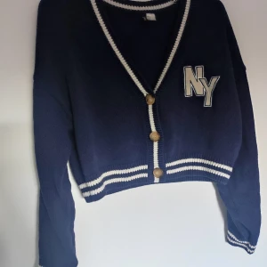 Stickad kofta stl M - Stickad kofta stl M  Kortare i magen och fin till höga byxor eller kjol. Vi upp