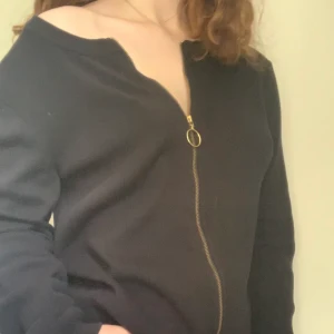 Kofta från &other stories! - Skön, fin kofta från &other stories. Passar bra till vardags men även över finkläder eller arbetskläder! Använd men ändå i bra skick, DM om du har frågor!