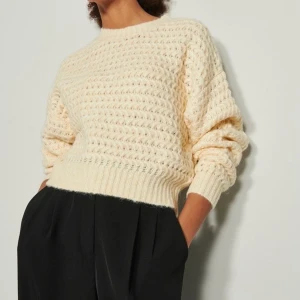 Stickad tröja - Stickad tröja i naturvit. Helt oanvänd, prislapp sitter kvar. Storlek: Small Orginalpris: 399kr