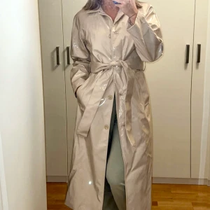 Trenchcoat lackad  - Supercool trenchcoat i lackat material från Weekday, beige & i storlek 34. Lite oversize i modellen. 