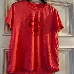 Craft tshirt  - Storlek XL Fint skick. Vill man köpa fler kläder så samfraktar jag. Eller om man vill ha fler träningskläder så får man köpa fler till ett billigare pris. 