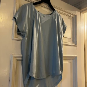 Fin tshirt, SOC - Storlek M Vill man köpa fler kläder så samfraktar jag. Eller om man vill ha fler träningskläder så får man köpa fler till ett billigare pris. 