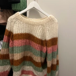 Stickad tröja från & other stories  - Stickad tröja från stories, storlek L men sitter som M