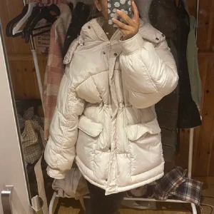 Vinterjacka  - Superfin vinterjacka, köpt förra vintern. Fint skick. Kan mötas upp i Göteborg, annars frakt + 99kr 💛