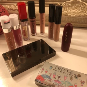 Smink paket - Läpprodukterna är bara swatchade, någon testad o oanvända. Genomskinliga är en lipplumper med chilli i.  Sleek highlighter är testad en gång, ser förjävlig ut för jag duttade en beautyblender i 2st, 2 oanvända. Ögonskuggan oanvönd men ytters LITE skadade.