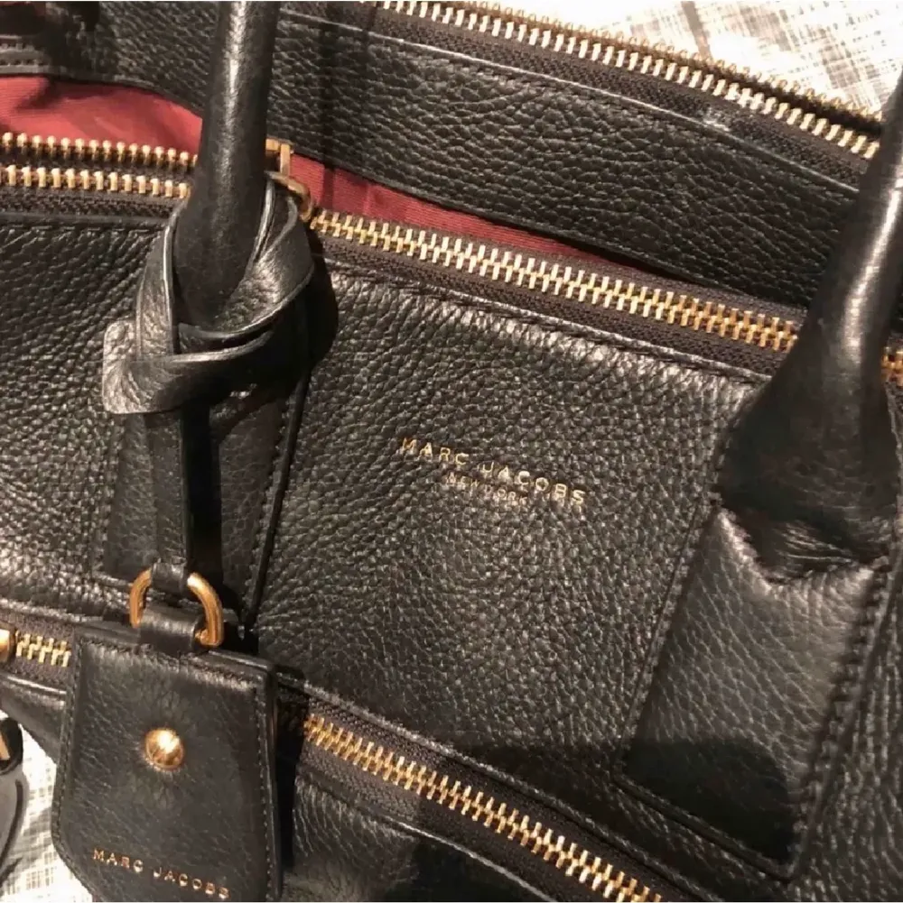 Svart Marc Jacobs väska i fint skick. Säljer för 1500kr 😊 Köpate står för frakt 🌸. Väskor.