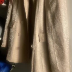 Beige kavaj  - Beige kavaj från ginatricot 