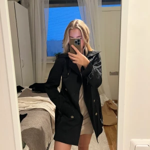 Trenchcoat från Gant - Trenchcoat från Gant i storlek XS. Bra skick. Supersnygg. Skriv vid fler funderingar 🥰
