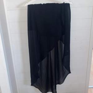 Svart kjol med ett tunnare genomskinligt lager! Väldigt fin!🌸 storlek 38