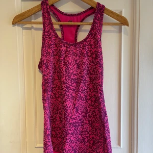 Träningslinne - Mönstrat träningslinne från HM. Är i väldigt bra skick🌸🌸  Fraktas via kuvert med frimärke. 